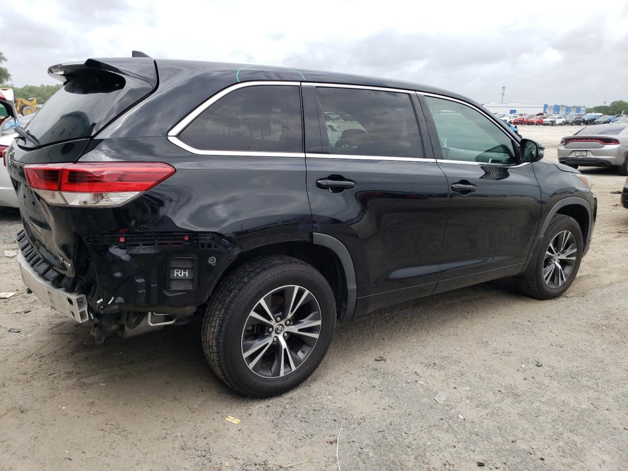 5TDBZRFH3JS492280 2018 Toyota Highlander Le