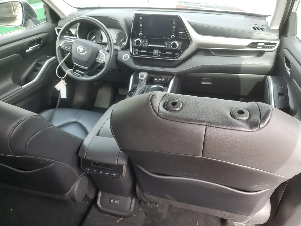 5TDGZRBH9MS121690 2021 Toyota Highlander Xle