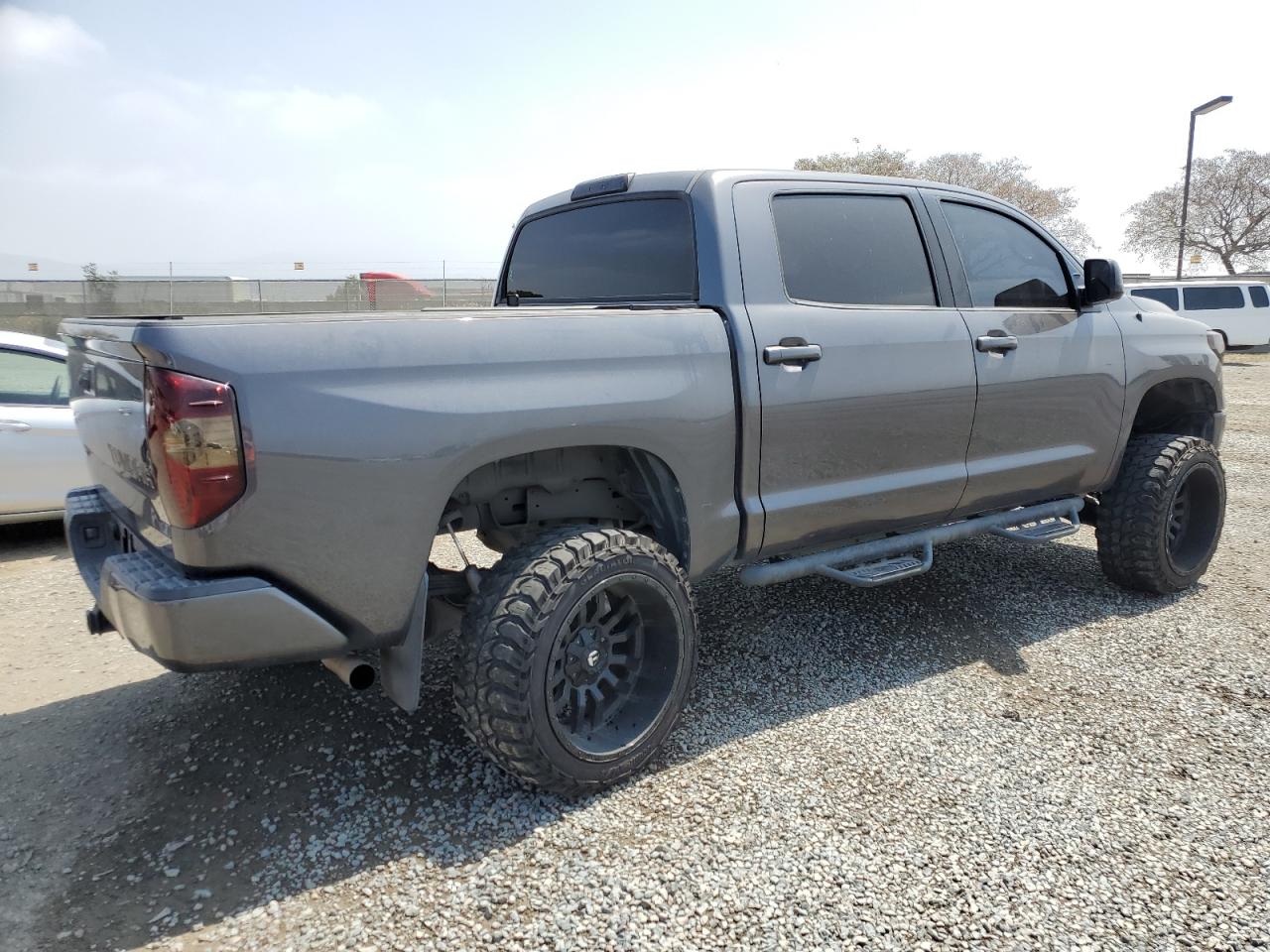 5TFDW5F14JX686615 2018 Toyota Tundra Crewmax Sr5