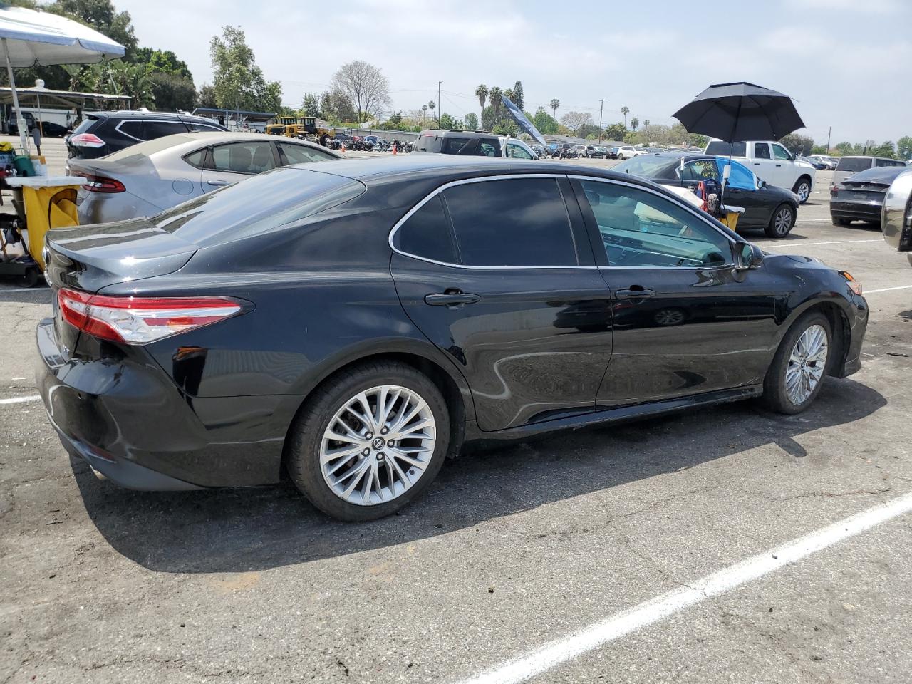 2018 Toyota Camry L vin: 4T1B11HKXJU511738