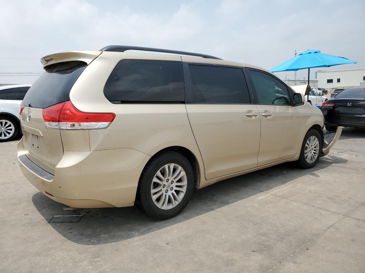 2014 Toyota Sienna Xle vin: 5TDYK3DC2ES522121