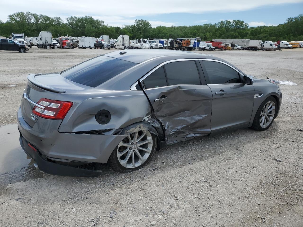 Lot #2909839002 2013 FORD TAURUS LIM