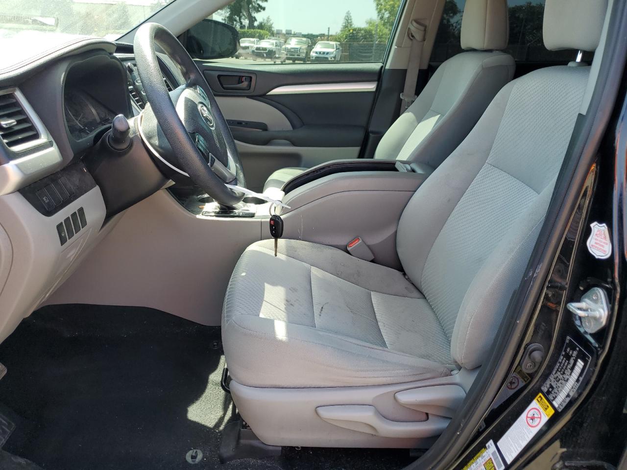 5TDZZRFH5KS309543 2019 Toyota Highlander Le