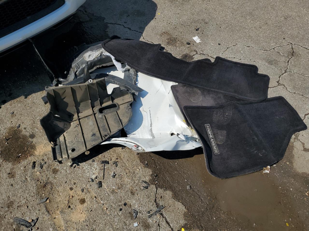 5TDZKRFH3FS119220 2015 Toyota Highlander Le