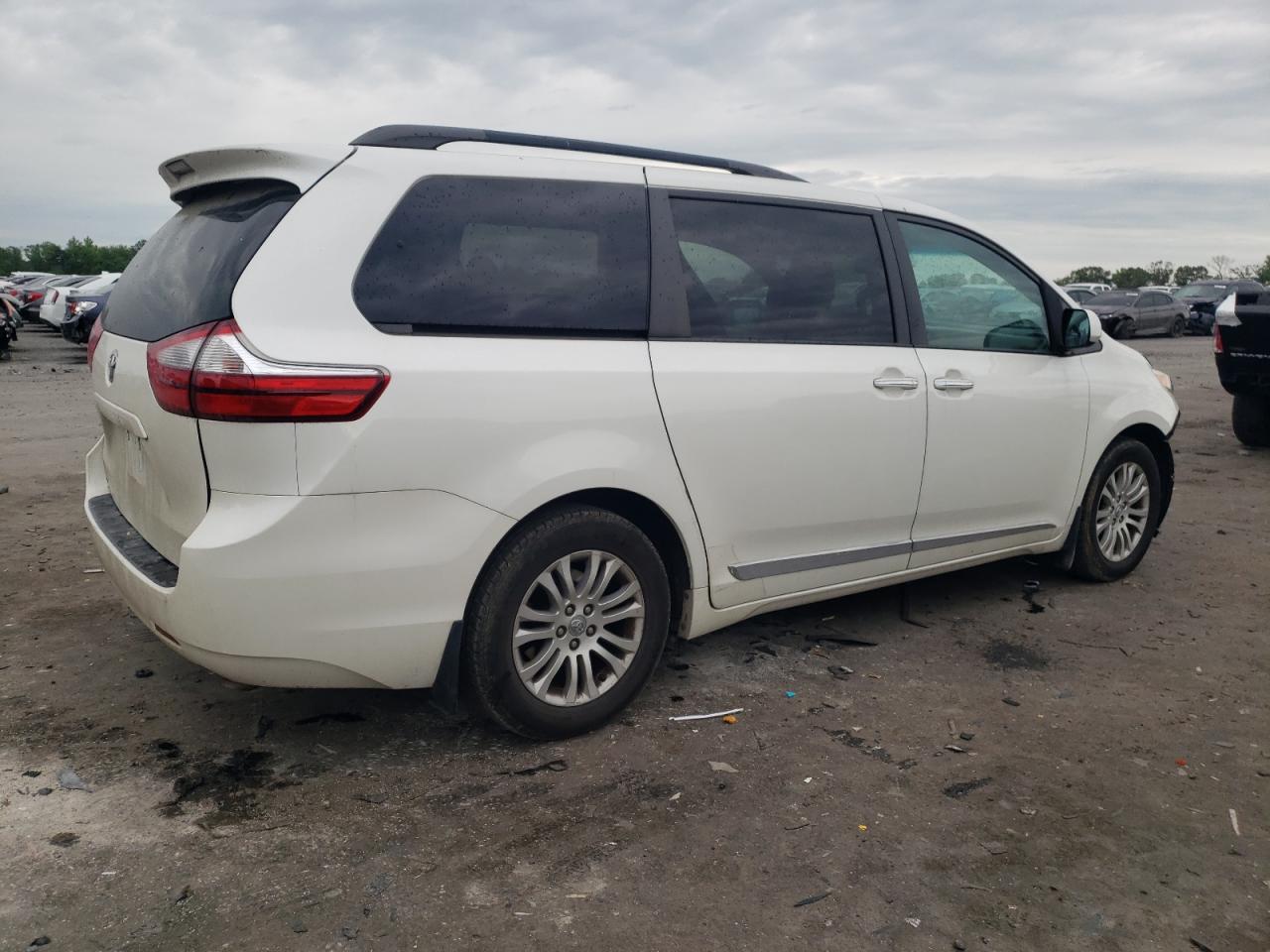 5TDYZ3DC3HS862653 2017 Toyota Sienna Xle