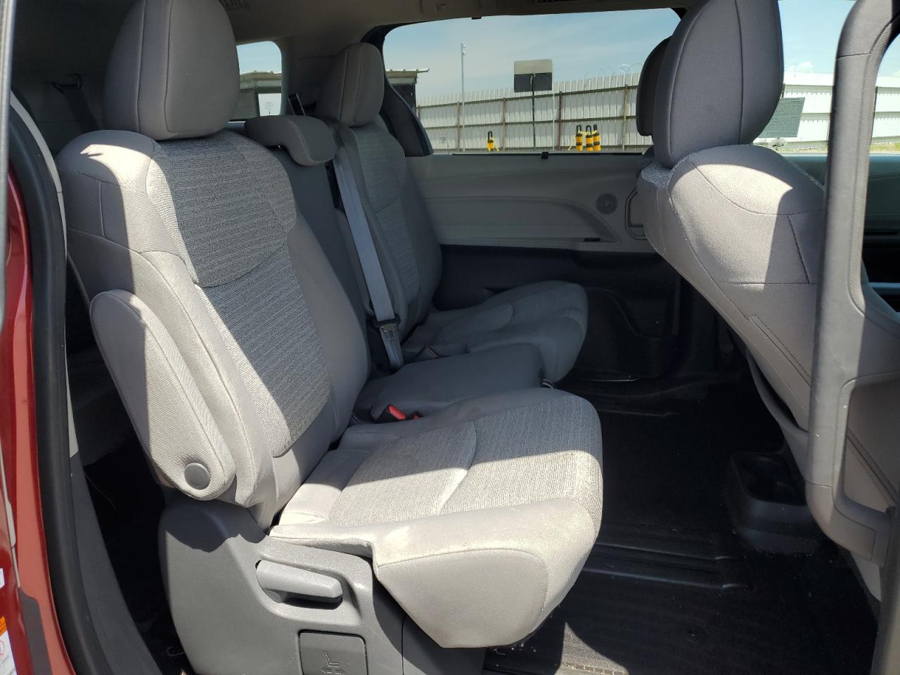 5TDKRKEC5MS033088 2021 Toyota Sienna Le