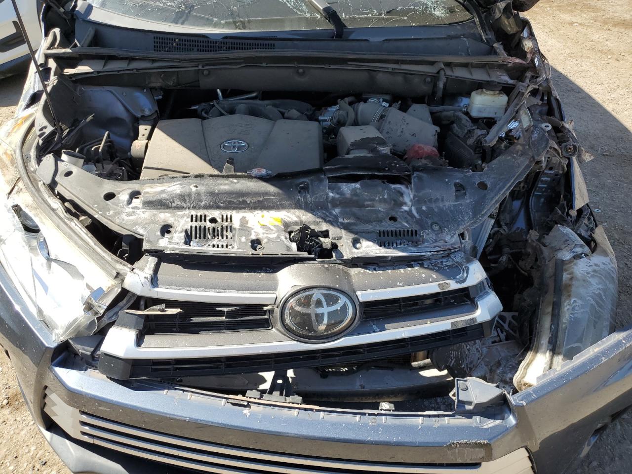 5TDKZRFH0JS274216 2018 Toyota Highlander Se