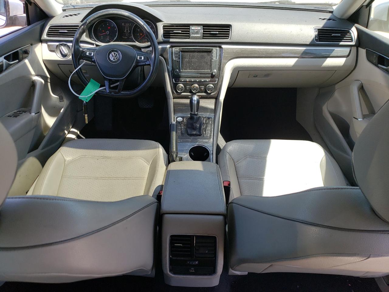 1VWBA7A3XJC015982 2018 Volkswagen Passat Se