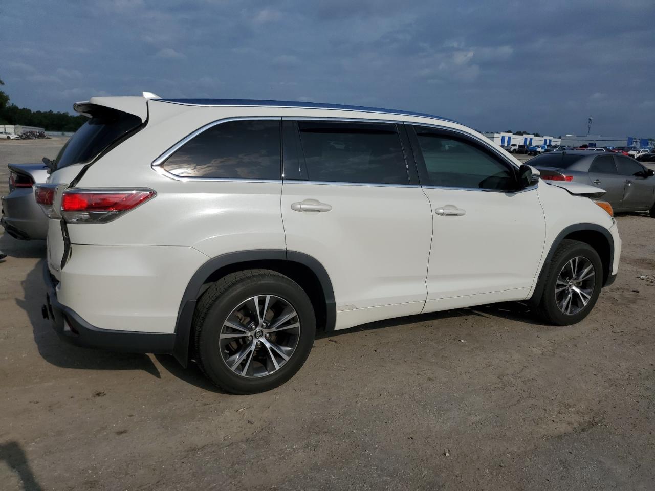 5TDJKRFH1GS254212 2016 Toyota Highlander Xle