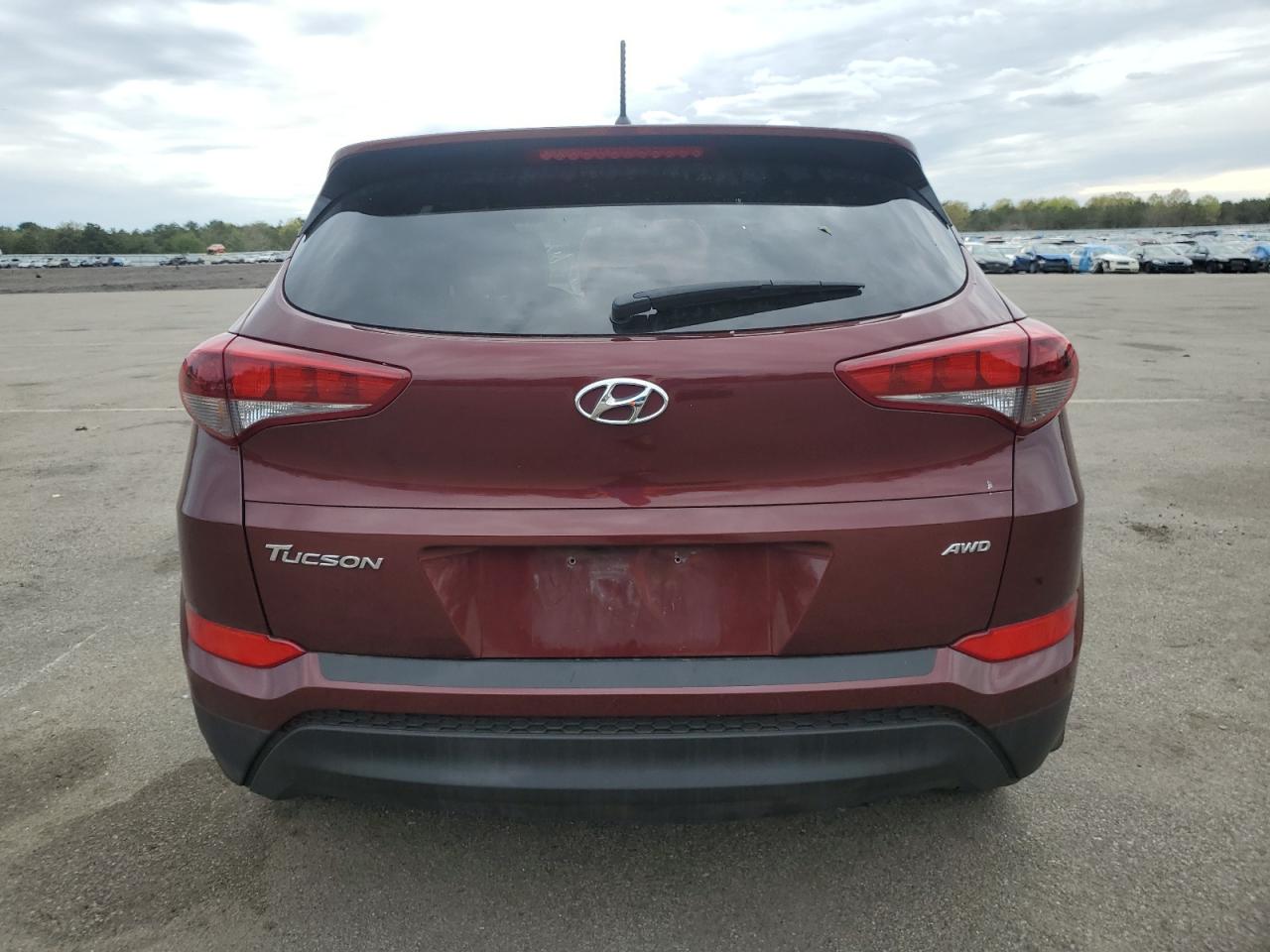 KM8J2CA40JU631421 2018 Hyundai Tucson Se