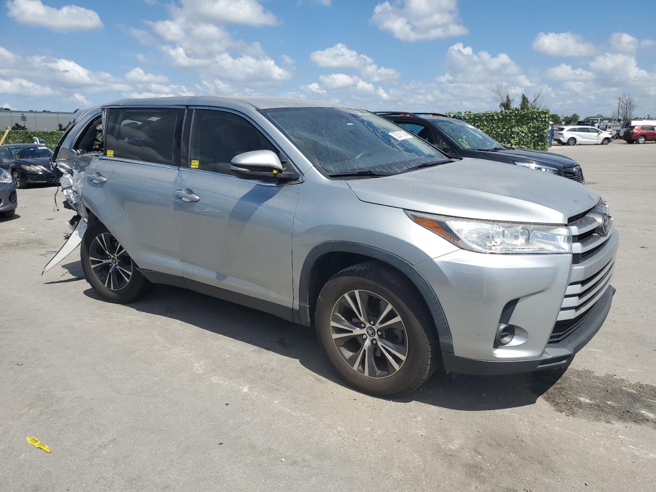 5TDZARFH9KS056539 2019 Toyota Highlander Le