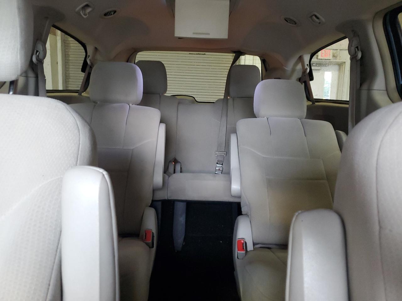 2A4RR5DG9BR775613 2011 Chrysler Town & Country Touring