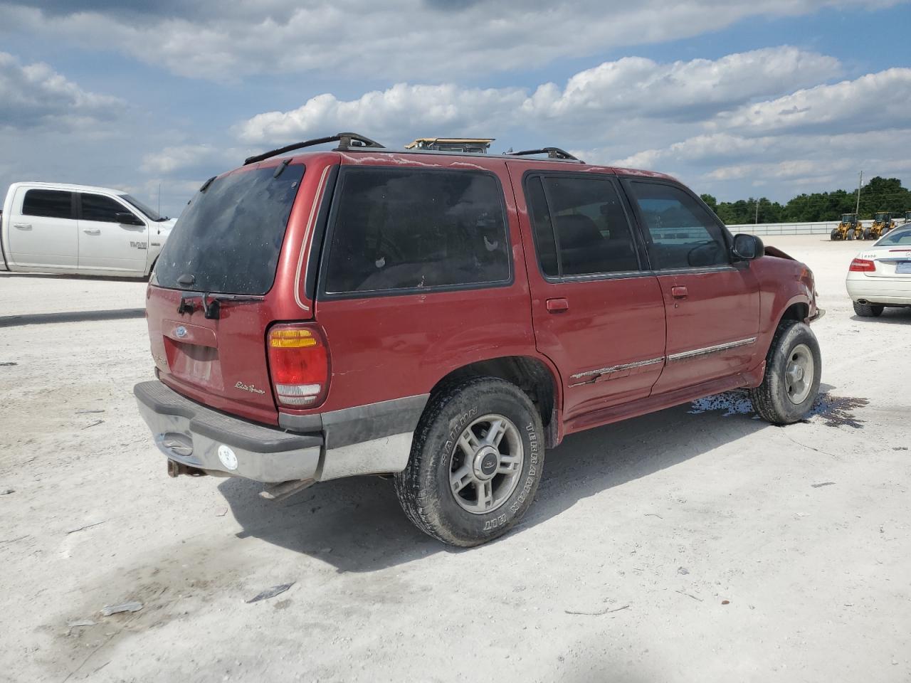 1FMZU63E4YUB67161 2000 Ford Explorer Xlt