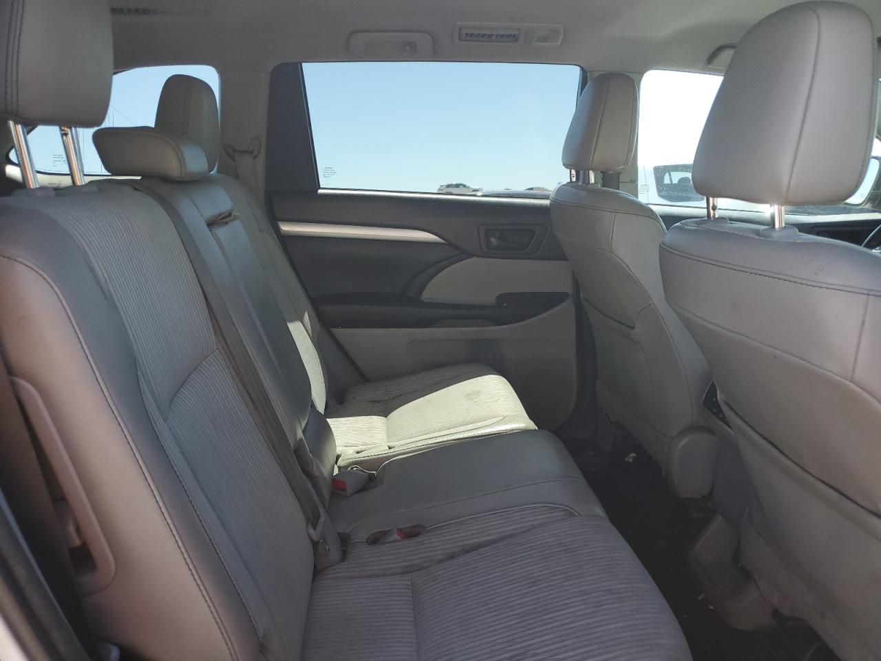 5TDZZRFH3HS222166 2017 Toyota Highlander Le