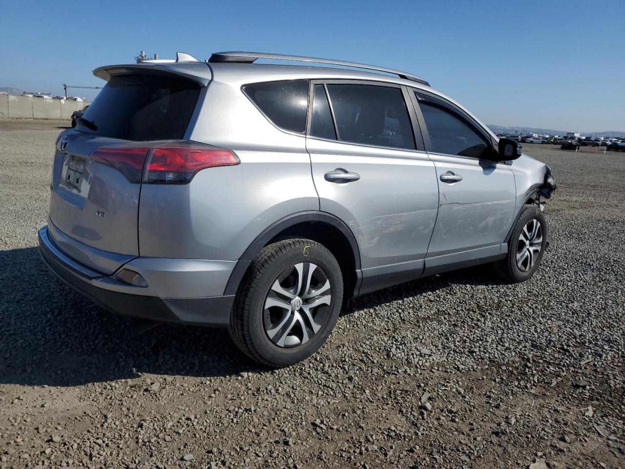 2018 Toyota Rav4 Le vin: JTMZFREV5JJ183695