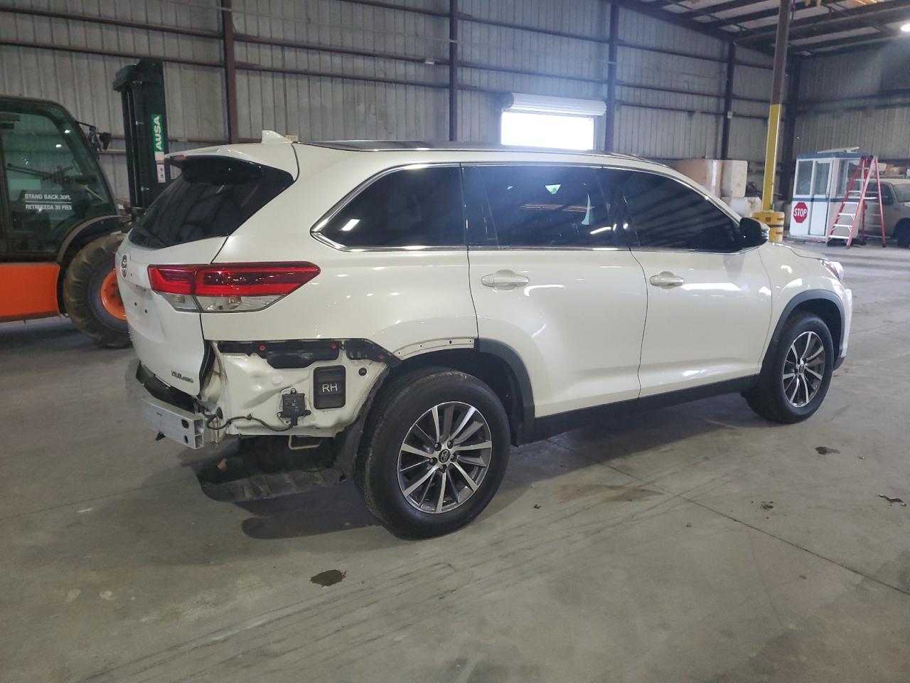 5TDJZRFH6KS587946 2019 Toyota Highlander Se