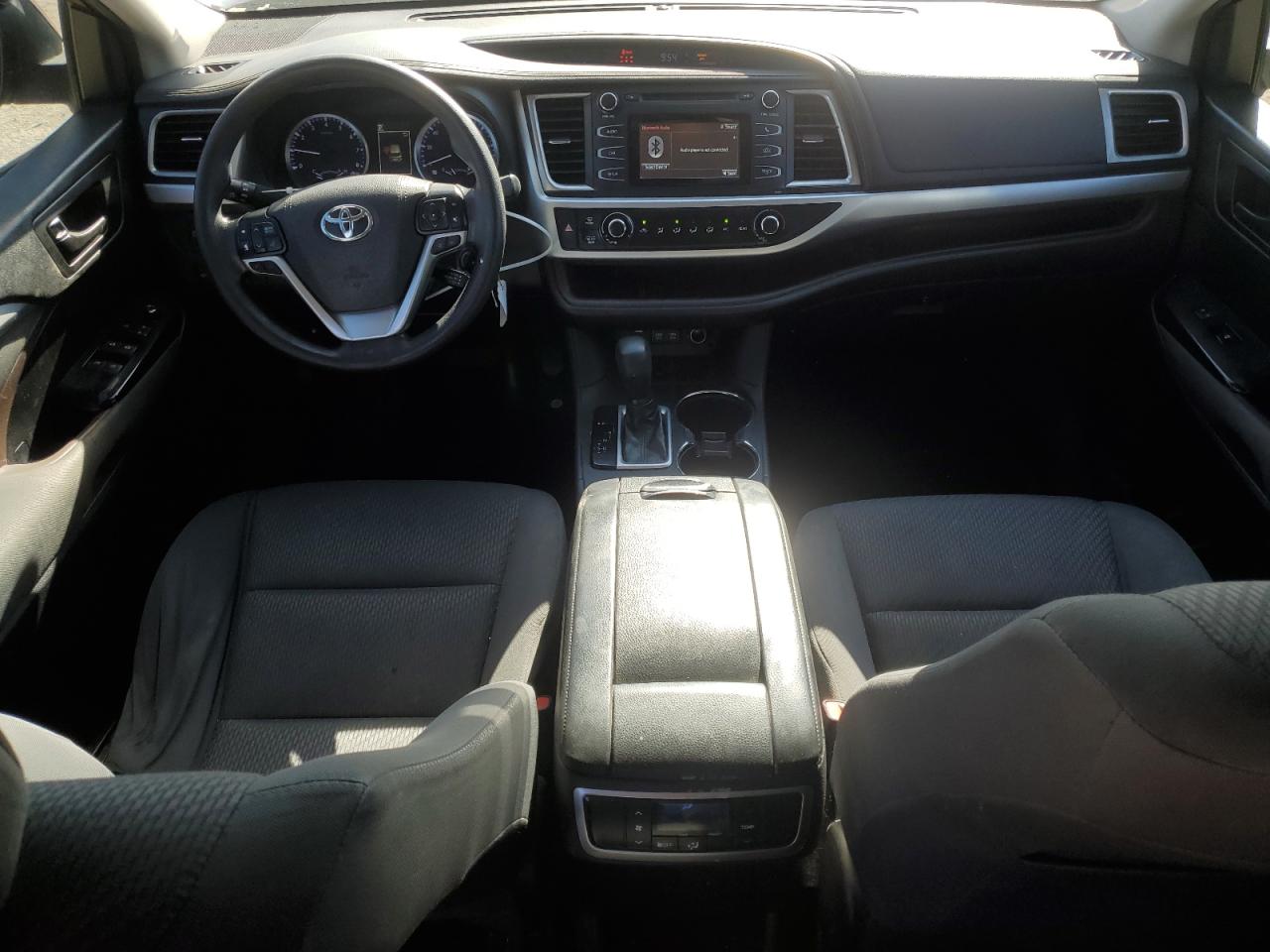 5TDZARFH8JS036233 2018 Toyota Highlander Le