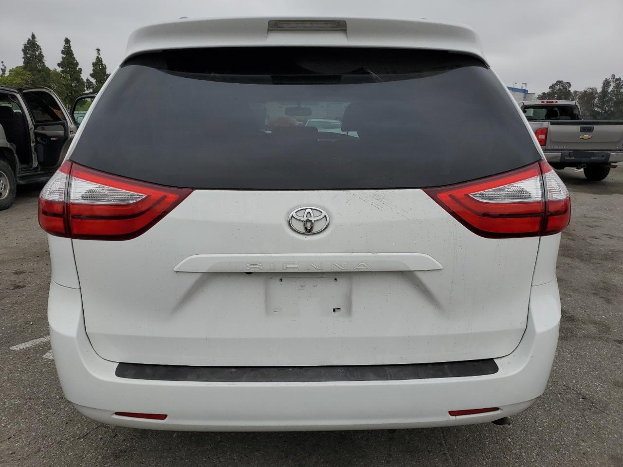 5TDKZ3DCXHS899883 2017 Toyota Sienna Le