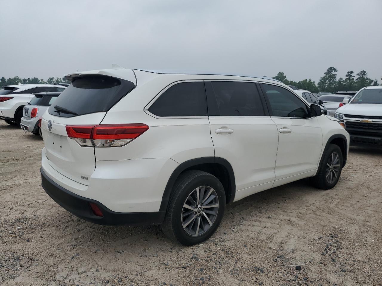 5TDKZRFH0JS538969 2018 Toyota Highlander Se