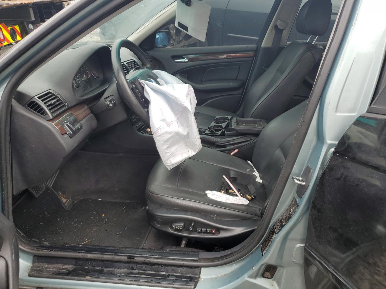 WBAET37462NG82136 2002 BMW 325 I