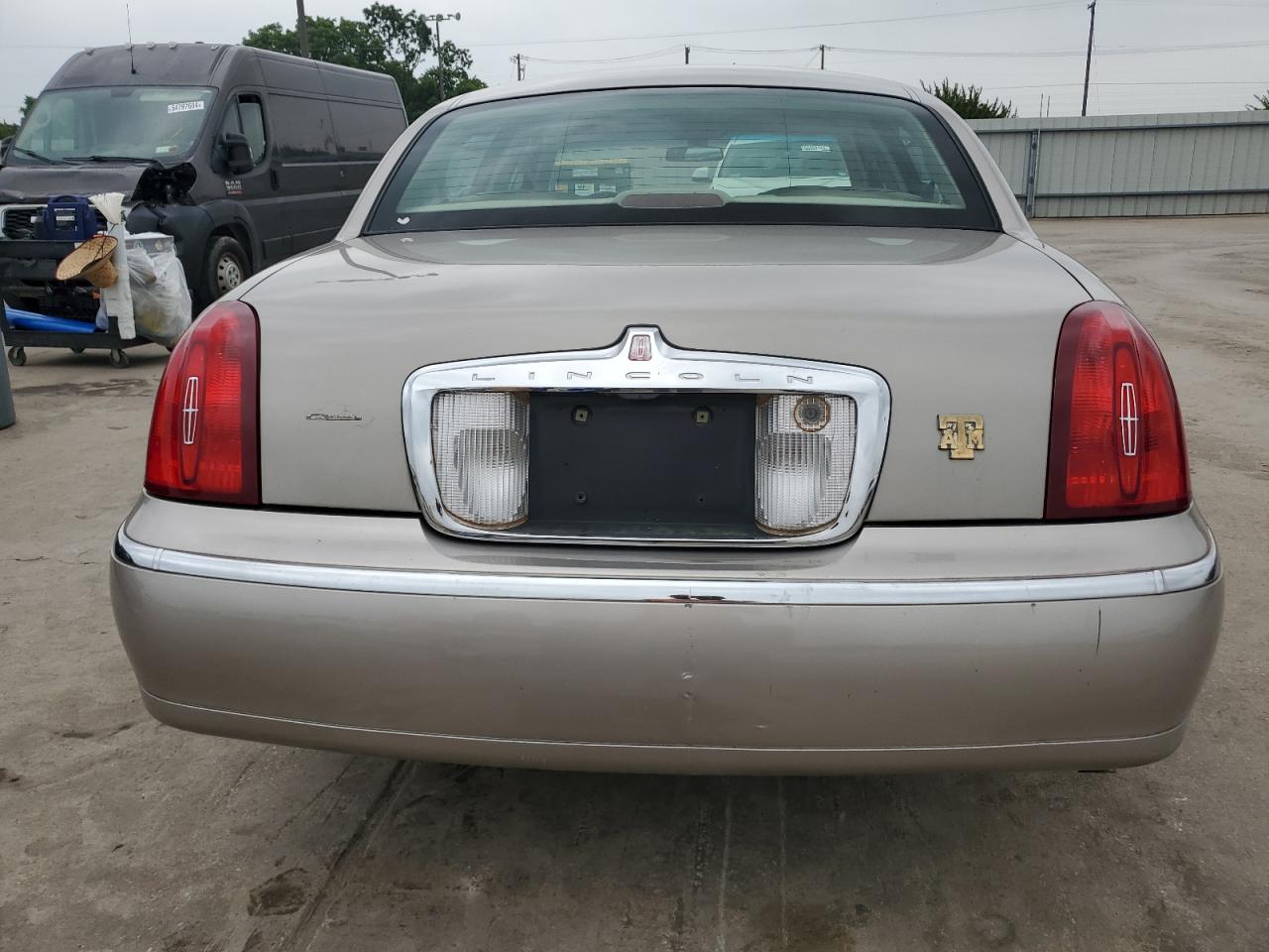 1LNHM81WXYY935575 2000 Lincoln Town Car Executive