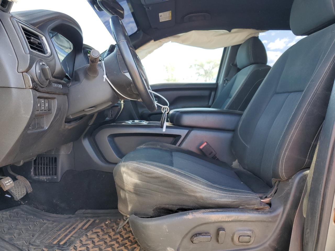 1N6AA1E69JN528769 2018 Nissan Titan Sv