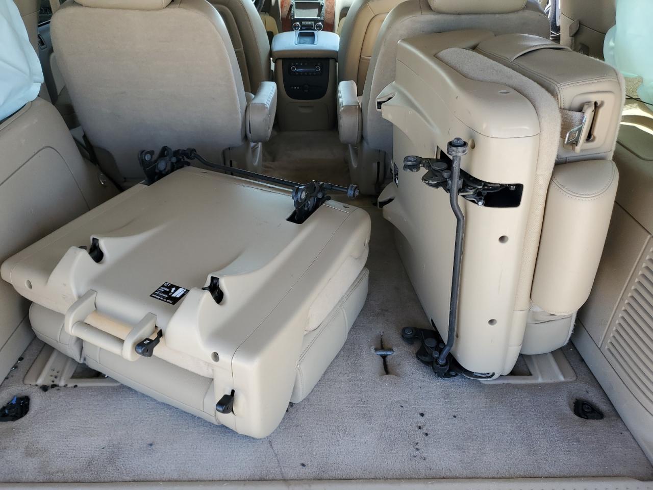 1GNSCCE06CR239215 2012 Chevrolet Tahoe C1500 Ltz