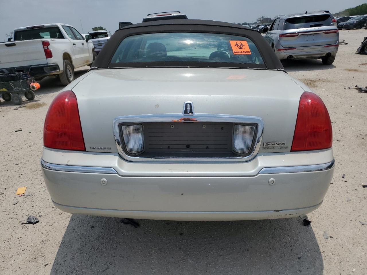 1LNHM82W65Y664637 2005 Lincoln Town Car Signature Limited