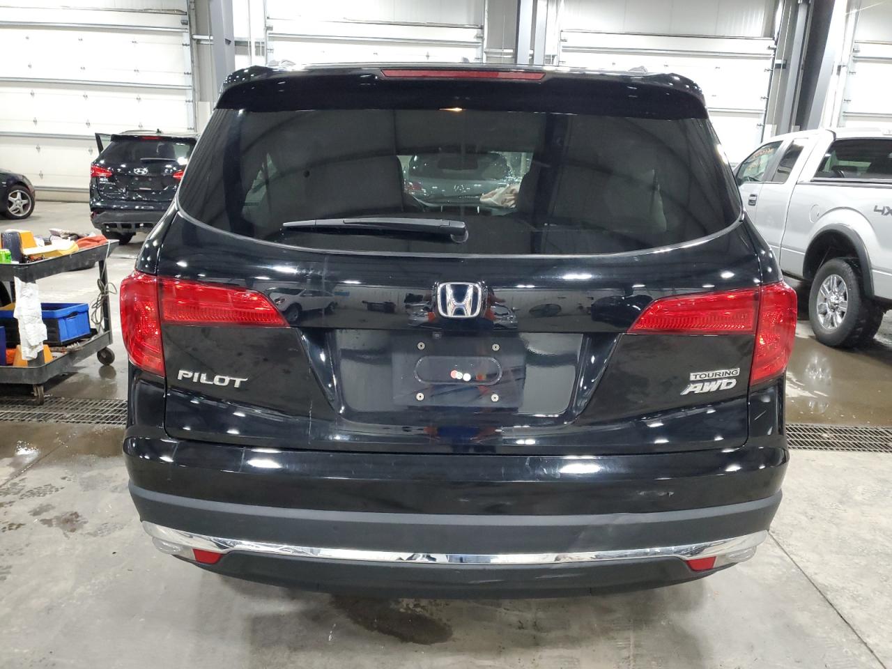 2018 Honda Pilot Touring vin: 5FNYF6H92JB019725