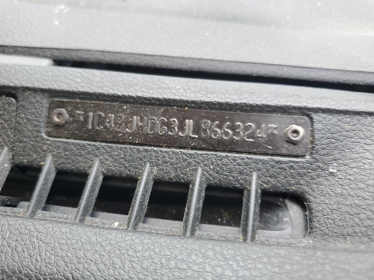 1C4BJWDG3JL866324 2018 Jeep Wrangler Unlimited Sport