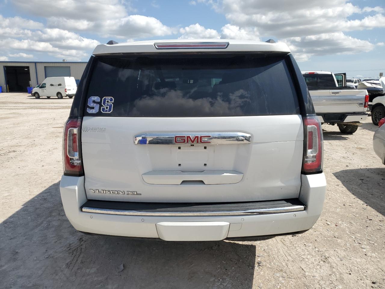 1GKS1HKJ2KR107869 2019 GMC Yukon Xl Denali