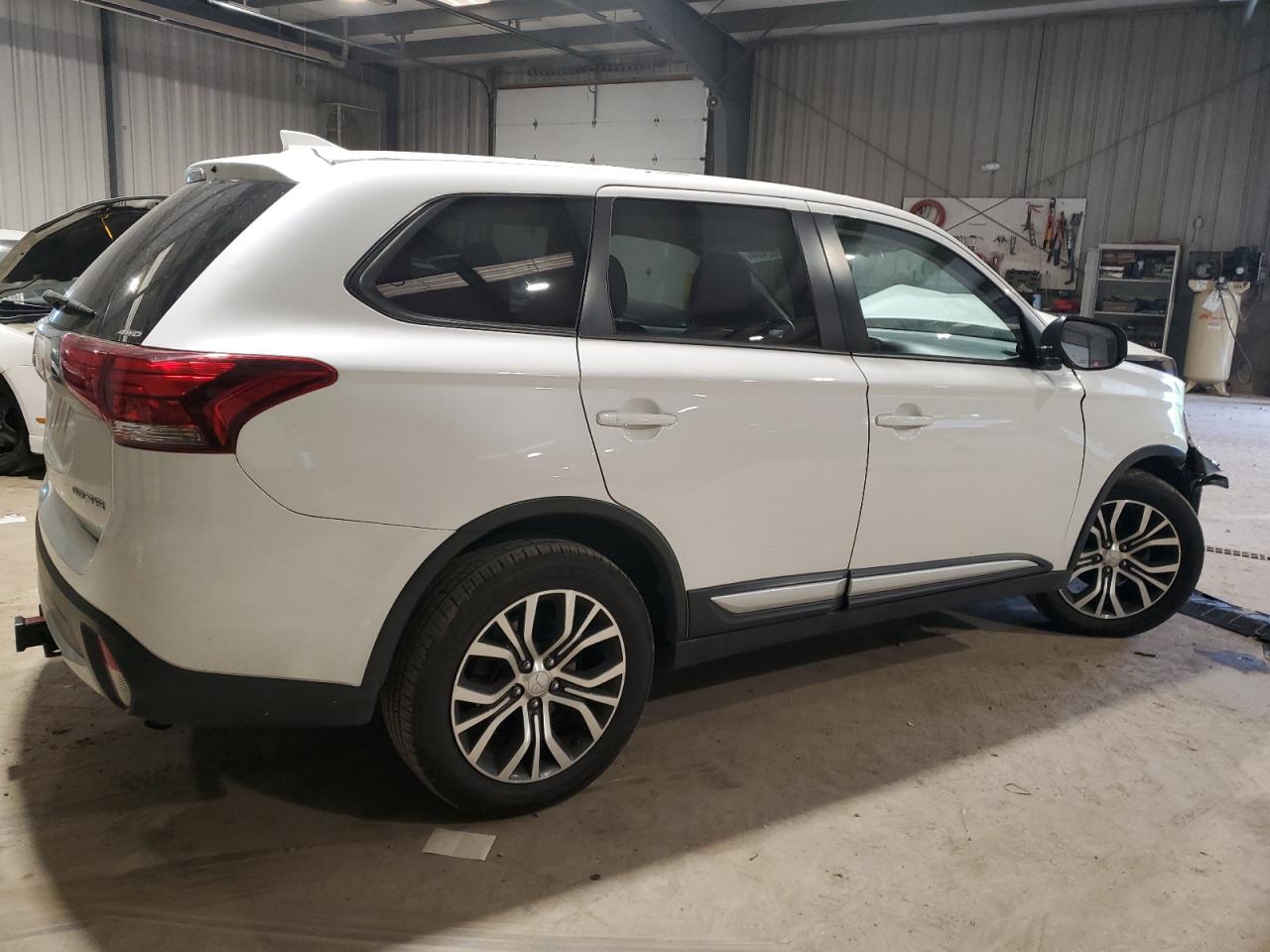 JA4AZ2A38HZ057496 2017 Mitsubishi Outlander Es