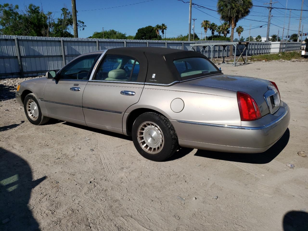 1LNHM81W0XY665335 1999 Lincoln Town Car Executive