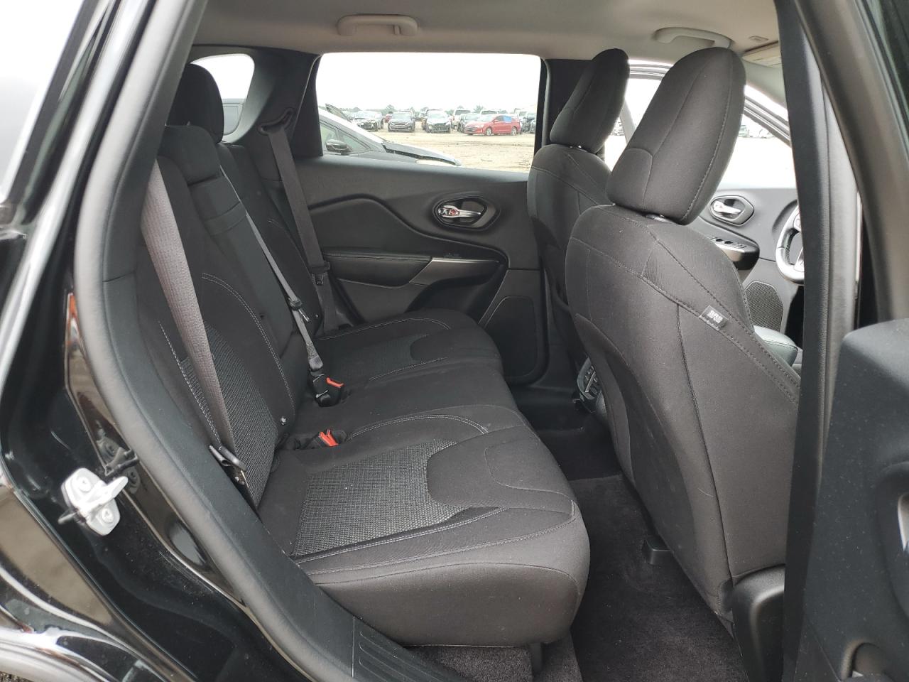 1C4PJLCB2KD108982 2019 Jeep Cherokee Latitude