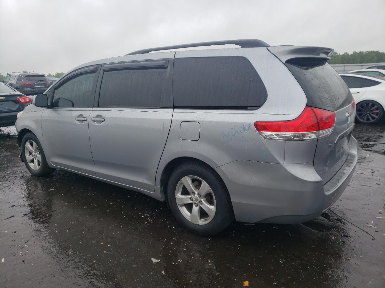 5TDKK3DC8BS058902 2011 Toyota Sienna Le