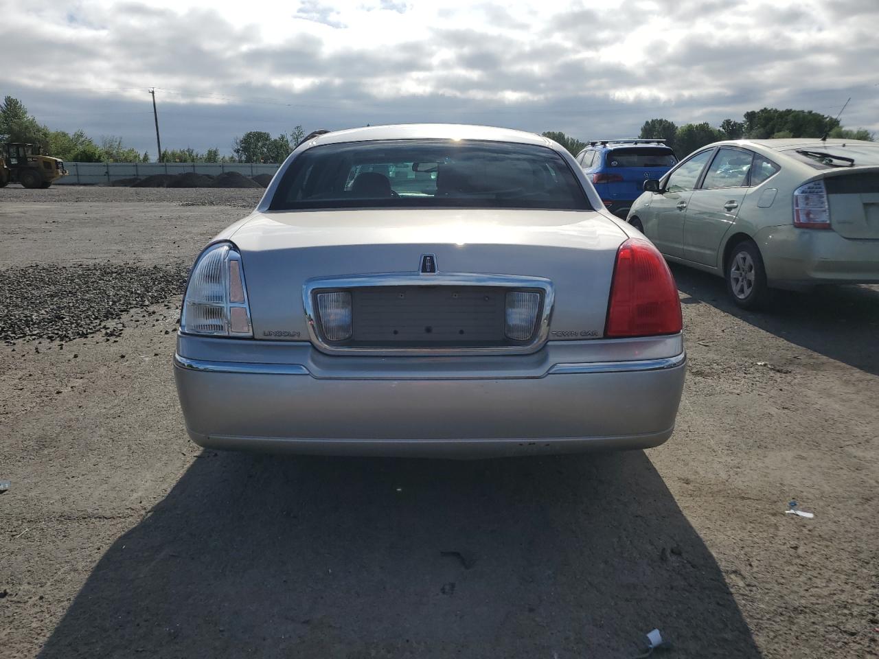 2LNBL8CV1AX750365 2010 Lincoln Town Car Signature Limited