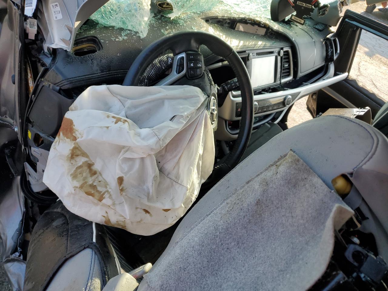 5TDJZRFH4JS551056 2018 Toyota Highlander Se