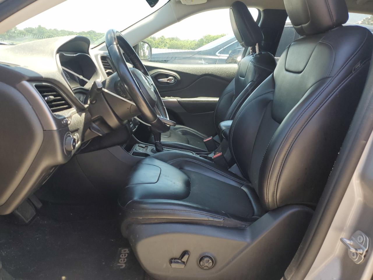 1C4PJLLB2KD184685 2019 Jeep Cherokee Latitude Plus