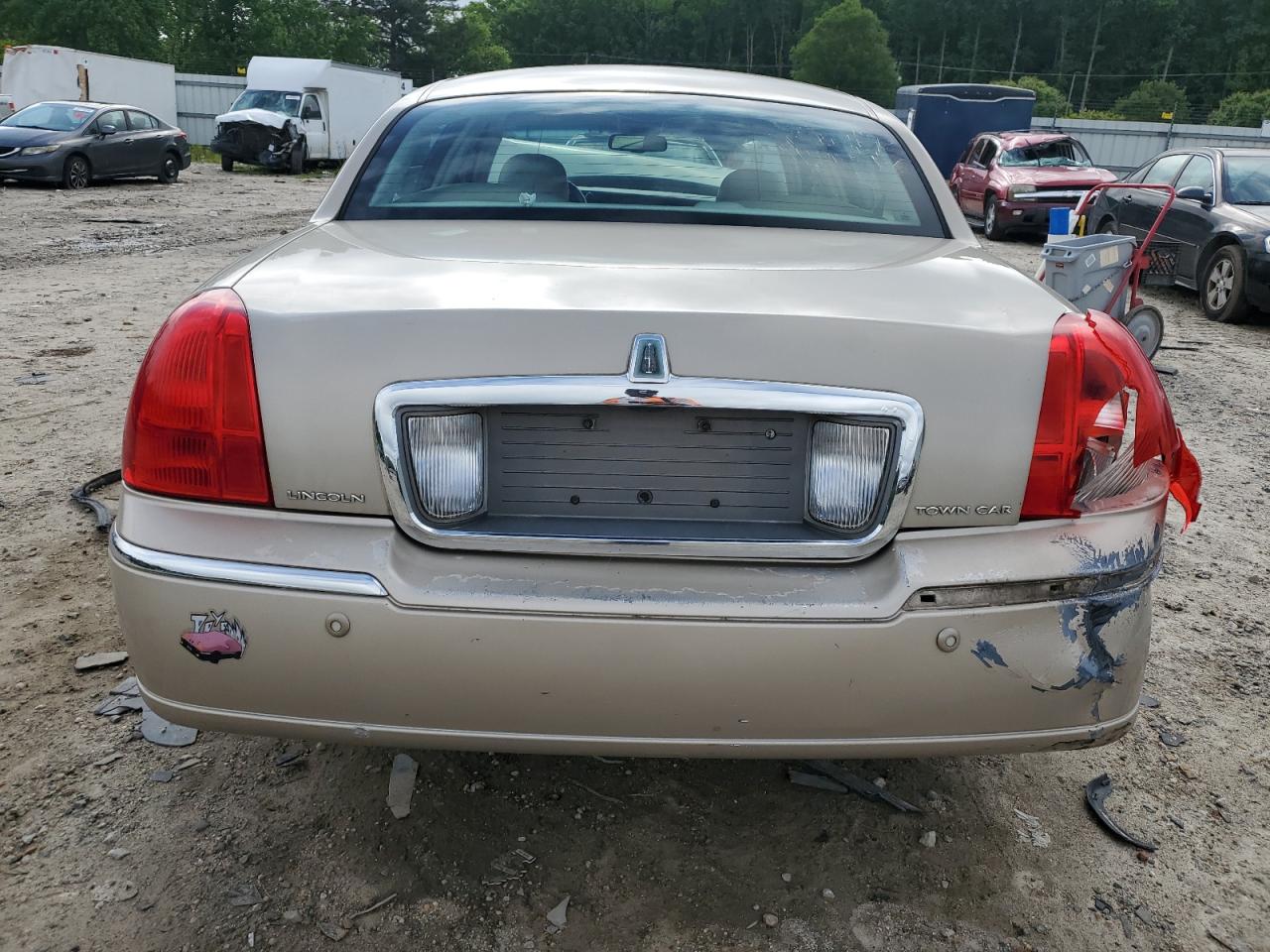 1LNHM82W35Y661131 2005 Lincoln Town Car Signature Limited