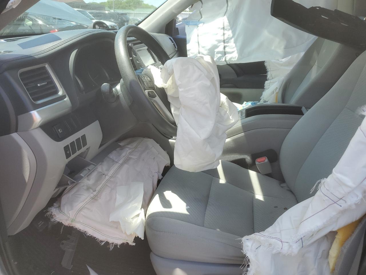 5TDBZRFH4HS415315 2017 Toyota Highlander Le