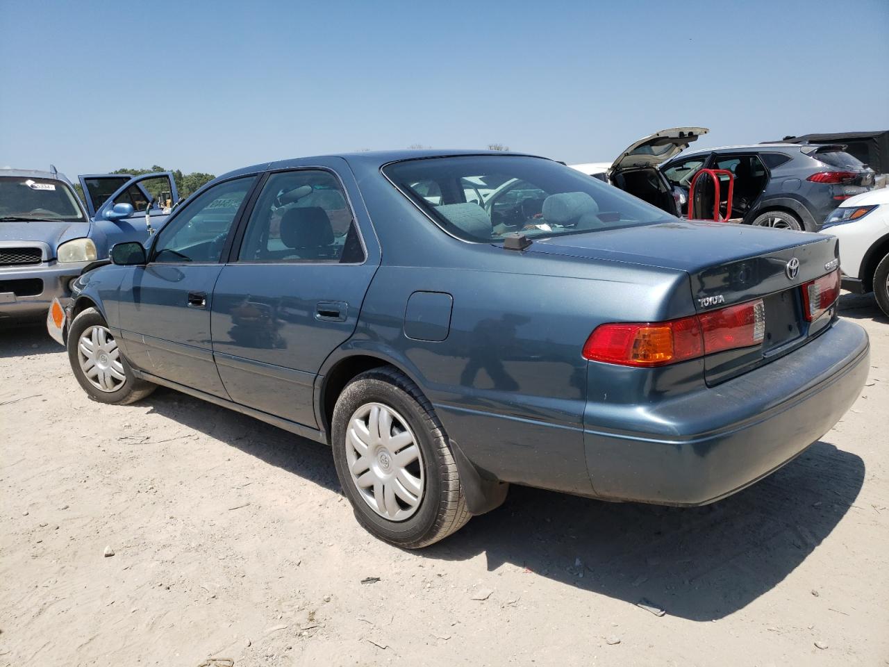 4T1BF28K61U961944 2001 Toyota Camry Le