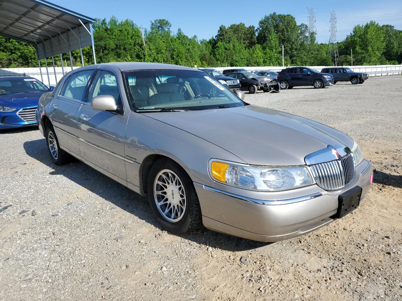 1LNHM82W32Y654403 2002 Lincoln Town Car Signature