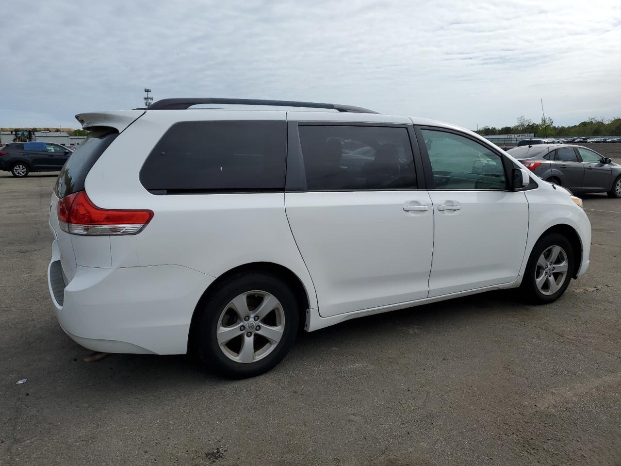 5TDKK3DC6BS174714 2011 Toyota Sienna Le