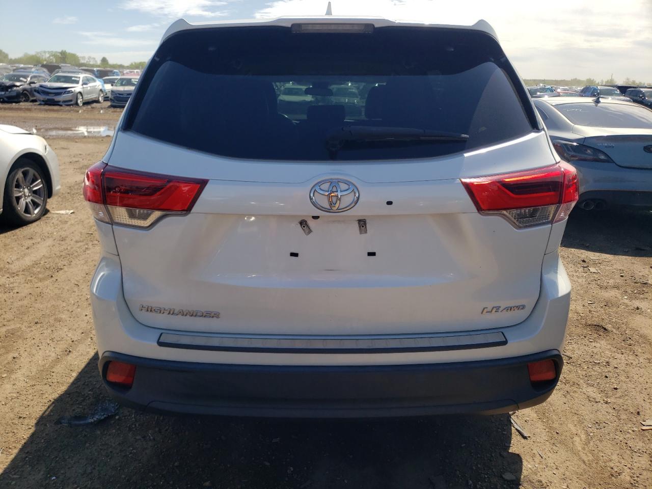 5TDBZRFH9KS915428 2019 Toyota Highlander Le