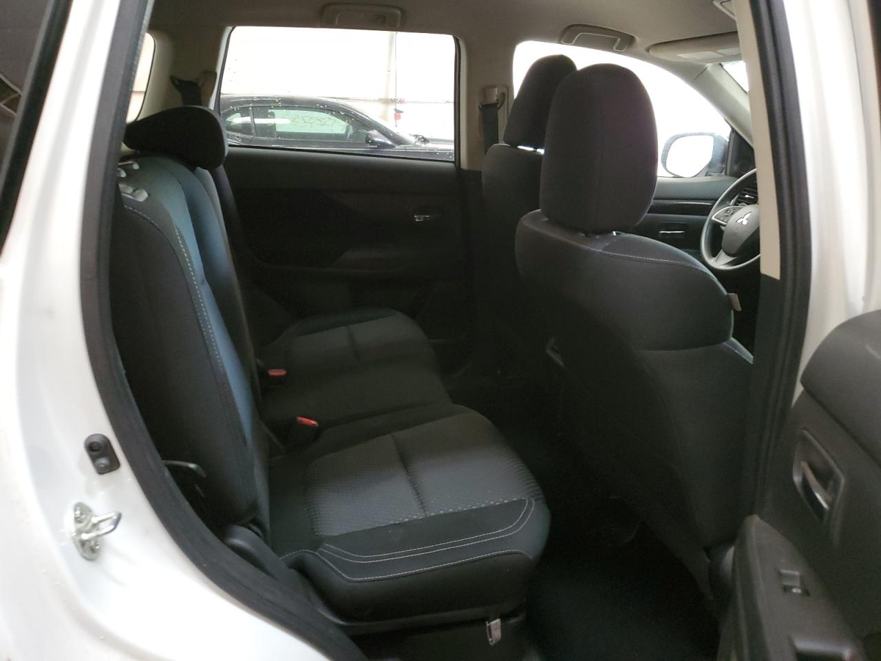 JA4AZ3A36KZ005801 2019 Mitsubishi Outlander Se