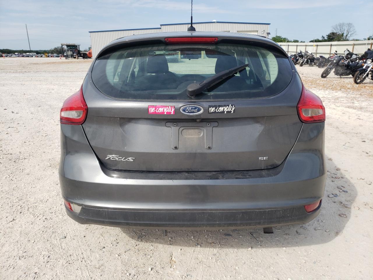 2018 Ford Focus Se vin: 1FADP3K26JL207768