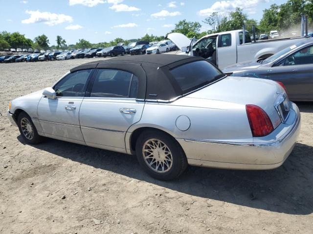 2000 Lincoln Town Car Signature VIN: 1LNHM82W9YY784677 Lot: 56572964