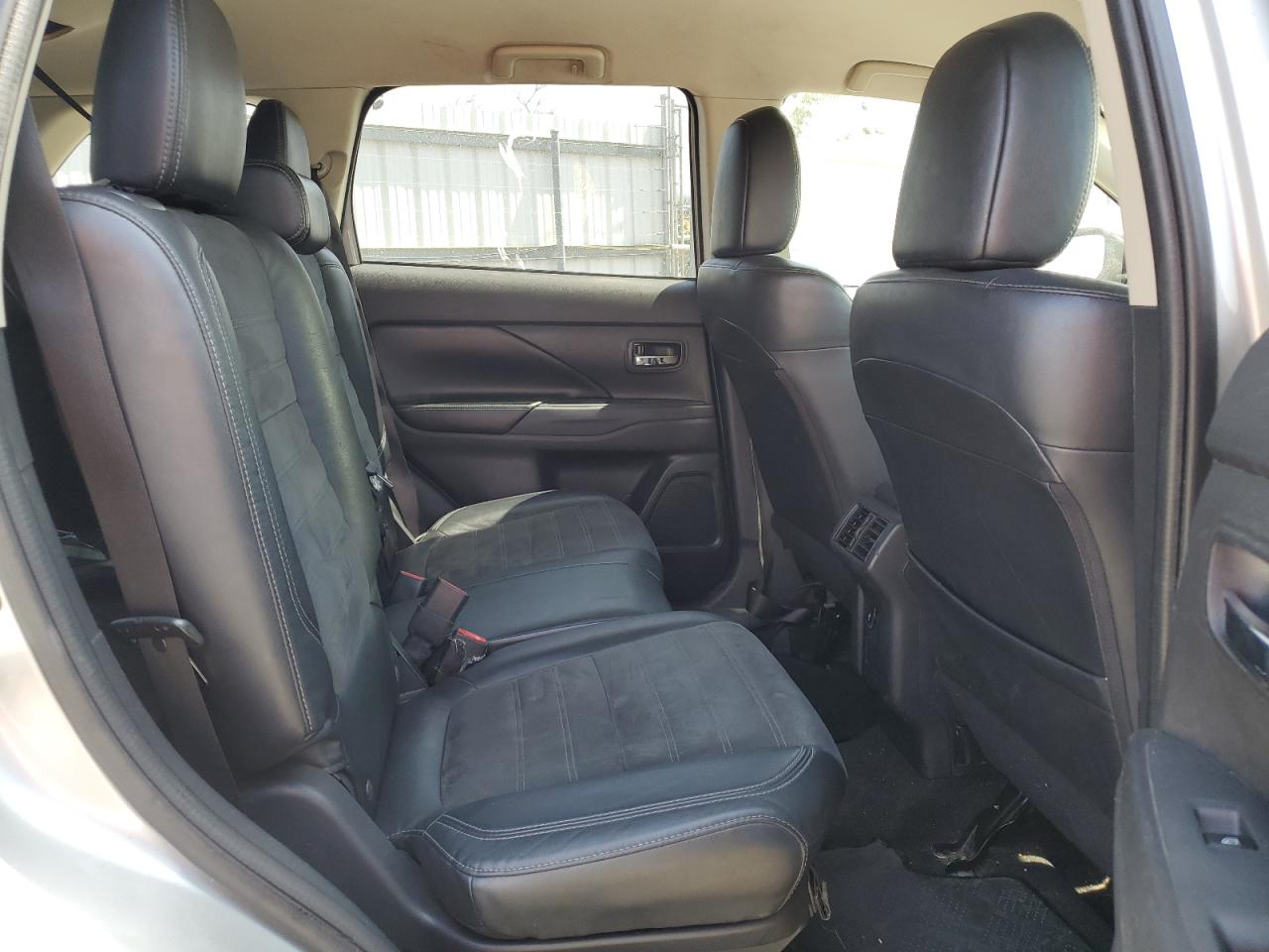 JA4AD3A36KZ035685 2019 Mitsubishi Outlander Se