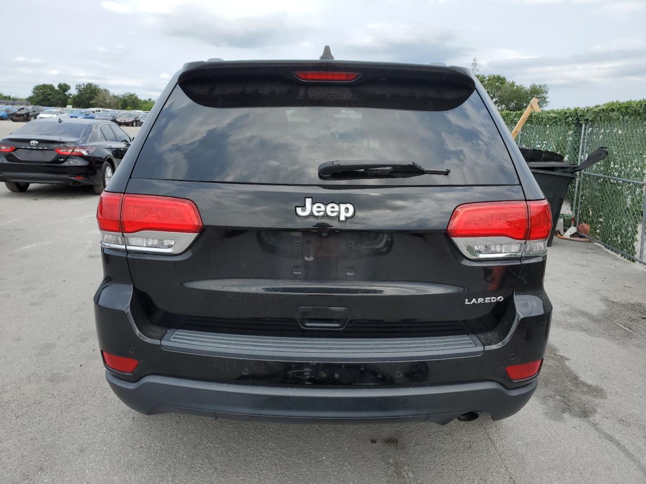 1C4RJEAG0JC443066 2018 Jeep Grand Cherokee Laredo