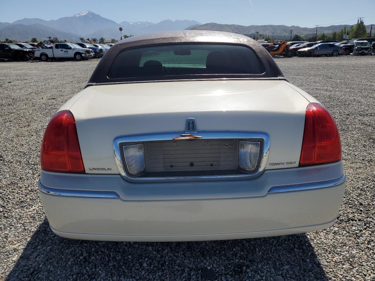 1LNHM83W87Y637134 2007 Lincoln Town Car Designer